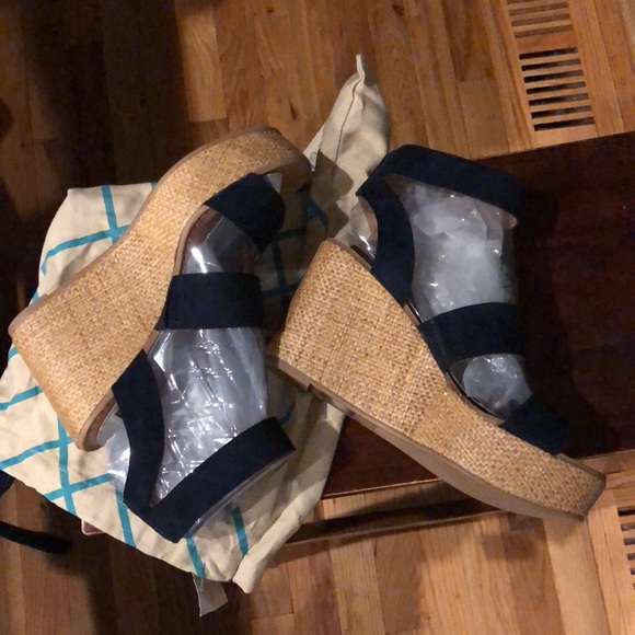 Dolce Vida, navy blue sandals. - Picture 4 of 6